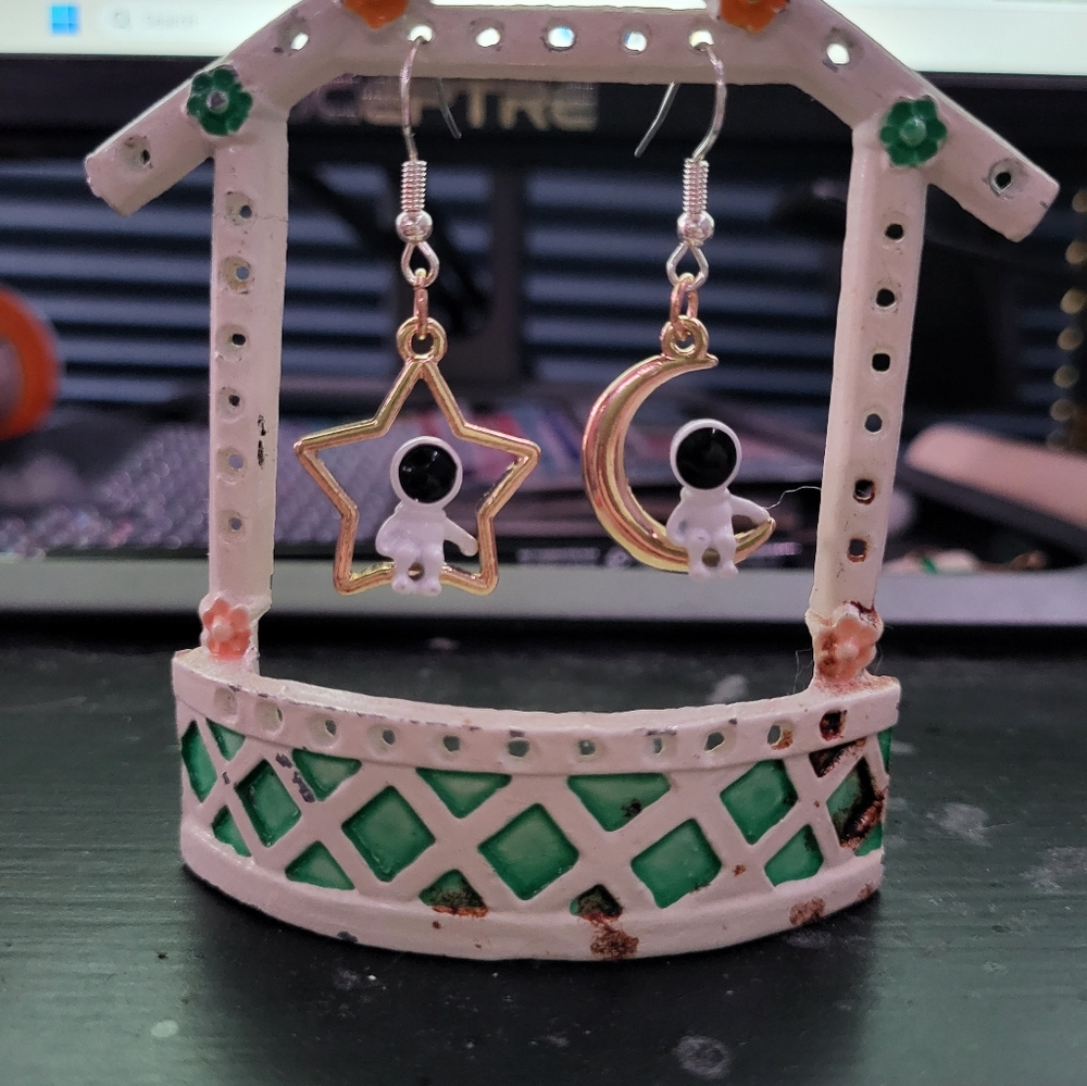 Sitting astronauts earrings